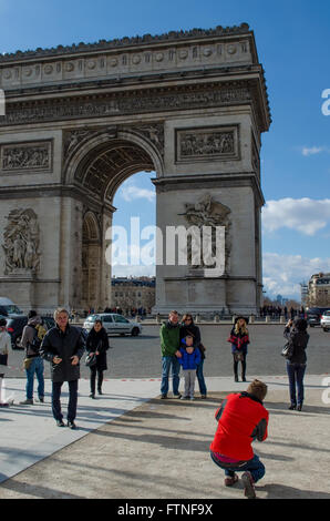 La gente che prende le immagini di fronte all'arco trionfale a Parigi, Francia Foto Stock