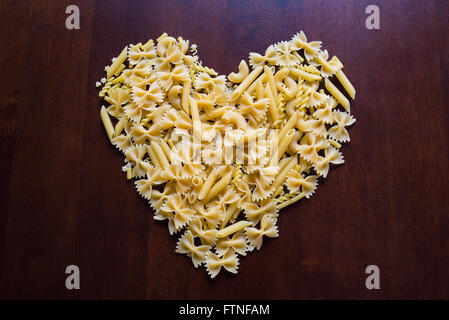 La pasta italiana , a forma di cuore di maccheroni Foto Stock