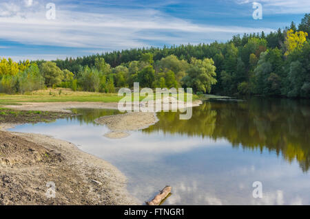 Stagionale paesaggio con fiume Vorskla in Ucraina centrale Foto Stock