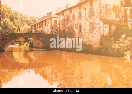 In Francia luglio 10 2015 Saint Jean Pied de Port vista dal fiume Nive Strada del pellegrinaggio a Santiago de Compostela, Paese Basco, Atla Foto Stock