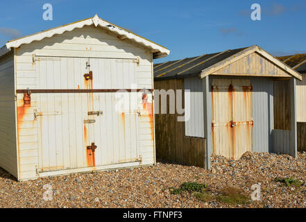 Cabine in legno sulla spiaggia di ciottoli a Lancing, vicino Brighton West Sussex, in Inghilterra Foto Stock