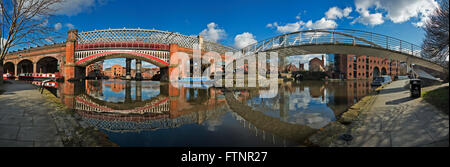 Panorama ferroviario vittoriano viadotti e ponti nel bacino di Castlefield Manchester Foto Stock
