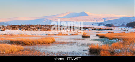 I vertici di Pen Y la ventola e il mais Du nel Parco Nazionale di Brecon Beacons coperto di neve. Foto Stock