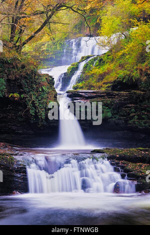 Sgwd Clyn-Gwyn Isaf e l'Clyn-Gwyn inferiore scende lungo il Afon Mellte del fiume dei Brecon Beacons, Galles. Foto Stock