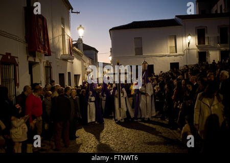 Nel villaggio andaluso di Fuente Obejuna penitenti prendere parte alla processione per la Settimana Santa. Foto Stock