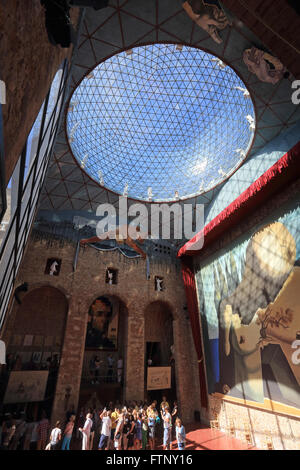 I turisti nella splendida hall di Salvador Dali Il Teatro Museo Dalã a Figueres, Catalonia, ne la Spagna, l'Europa. Foto Stock