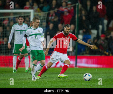 24 marzo 2016,Steven Davis (8) dell'Irlanda del Nord   Joe Ledley (16) del Galles durante la International amichevole tra Foto Stock