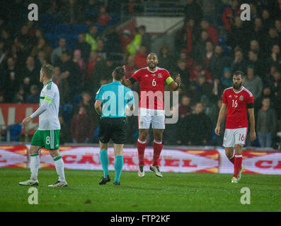 24 marzo 2016, Steve McLeean (Referente)   Ashley Williams (6) e Joe Ledley (16) del Galles durante l'amichevole internazionale ma Foto Stock