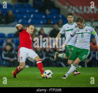 24 marzo 2016, David Vaughan del Galles   Steven Davis dell Irlanda del Nord nel corso della International amichevole tra Galles Foto Stock