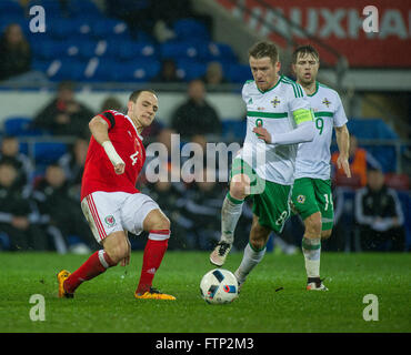 24 marzo 2016, David Vaughan del Galles   Steven Davis dell Irlanda del Nord nel corso della International amichevole tra Galles Foto Stock