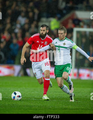 24 marzo 2016,Steven Davis (8) dell'Irlanda del Nord   Joe Ledley (16) del Galles durante la International amichevole tra Foto Stock