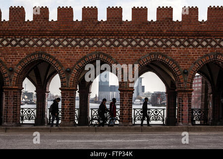 Il ponte Oberbaum accanto al muro di Berlino e la vista dal ponte, Germania Foto Stock