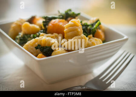 Gnocchi vegetariano piatto con squash kale e funghi Foto Stock