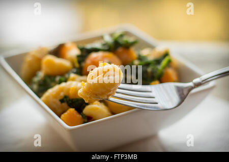 Gnocchi vegetariano piatto con squash kale e funghi Foto Stock