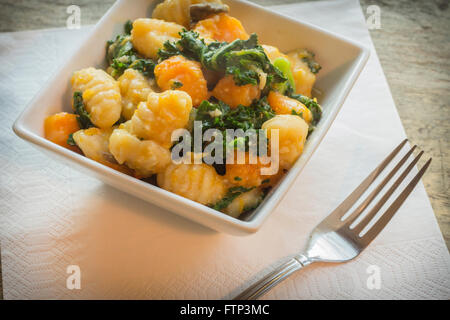 Gnocchi vegetariano piatto con squash kale e funghi Foto Stock