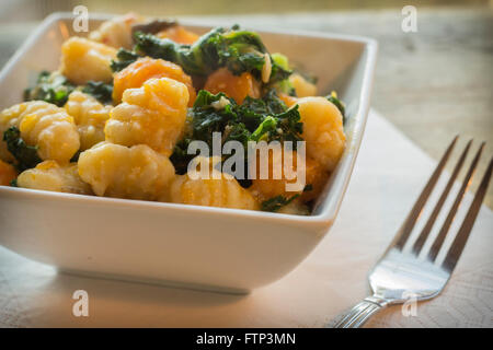 Gnocchi vegetariano piatto con squash kale e funghi Foto Stock