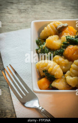 Gnocchi vegetariano piatto con squash kale e funghi Foto Stock