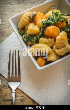 Gnocchi vegetariano piatto con squash kale e funghi Foto Stock