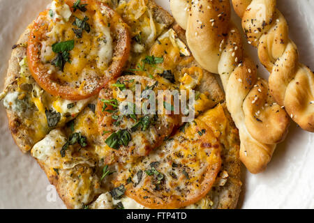 Dimensione personale flatbread autentica pizza margherita con pomodori freschi Foto Stock