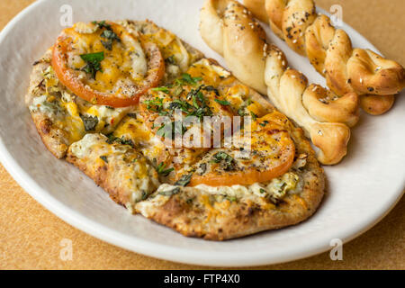 Dimensione personale flatbread autentica pizza margherita con pomodori freschi Foto Stock