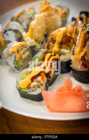 Fancy tempura Giapponese sushi rotoli con maionese piccante Foto Stock