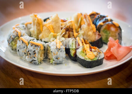 Fancy tempura Giapponese sushi rotoli con maionese piccante Foto Stock