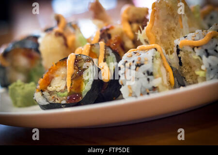 Fancy tempura Giapponese sushi rotoli con maionese piccante Foto Stock