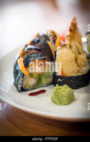 Fancy tempura Giapponese sushi rotoli con maionese piccante Foto Stock