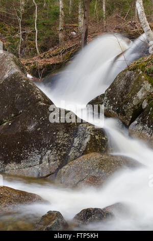Cascata lungo Clough miniera Brook, un affluente del fiume perso, in stretto parente tacca di Woodstock, New Hampshire USA. Foto Stock