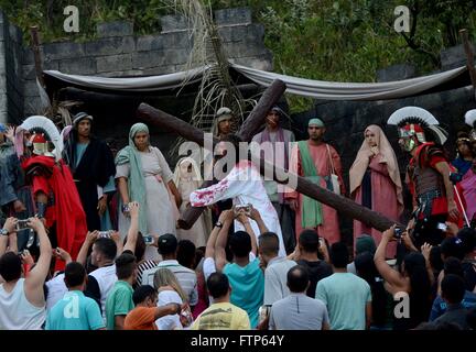 I penitenti cattolica ri-emanare la crucification di Cristo durante il Venerdì Santo osservanze Marzo 25, 2016 a Brasilia, Brasile. Foto Stock