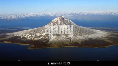 Un piccolo pennacchio di vapore sorge dalle innevate cupola lavica al vertice di Agostino vulcano sull isola di Agostino in Lower Cook Inlet Novembre 4, 2006 in Alaska. Il vulcano è costituito da una cupola centrale e flusso di lava complesso, circondato da detriti piroclastici. Foto Stock