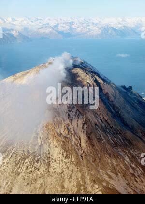 Un pennacchio di vapore sorge dalle innevate cupola lavica al vertice di Agostino vulcano sull isola di Agostino in Lower Cook Inlet Novembre 18, 2006 in Alaska. Il vulcano è costituito da una cupola centrale e flusso di lava complesso, circondato da detriti piroclastici. Foto Stock