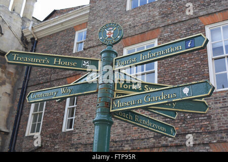 Segnaletica direzionale per turisti e visitatori e per la città di York, nello Yorkshire, Inghilterra Foto Stock