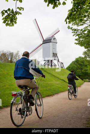 Bruges,Belgio: motociclisti e un mulino a vento Foto Stock