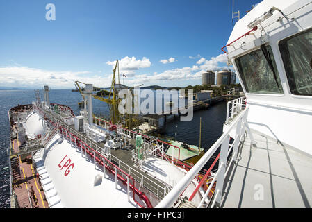Navio gaseiro atracado na Ilha Redonda para operacao de carga e descarga Foto Stock