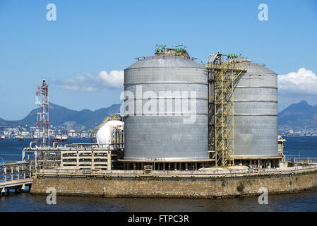 Tanques de armazenamento de gas natural na Ilha Redonda - Terminale TABG Aquaviario Baia de Guanabara Foto Stock
