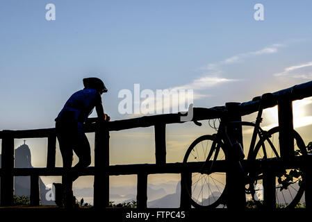 Ciclista na Vista Chinesa no Alto da Boa Vista - Parque Nacional da Floresta da Tijuca Foto Stock