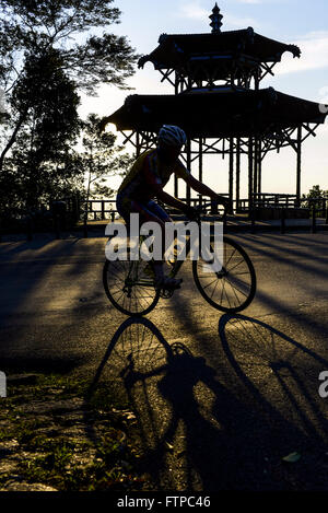 Ciclista na Vista Chinesa no Alto da Boa Vista - Parque Nacional da Floresta da Tijuca Foto Stock