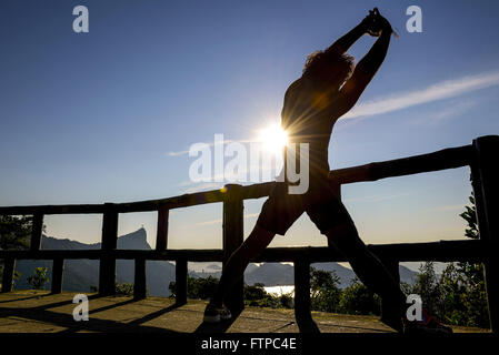 Alongamento na Vista Chinesa no Alto da Boa Vista - Parque Nacional da Floresta da Tijuca Foto Stock