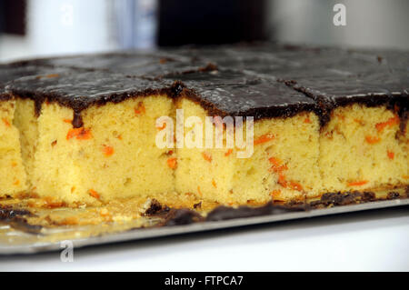 Torta di carote con glassa di cioccolato Foto Stock