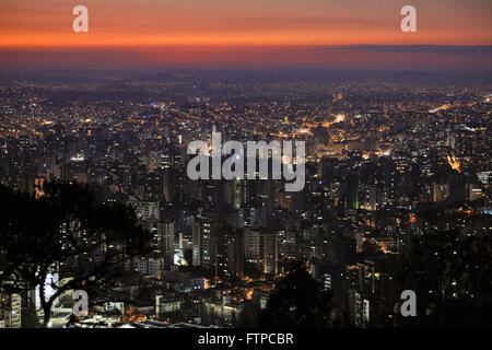 Crepuscolo nel centro sud della regione di Belo Horizonte visto dal Belvedere Mangabeiras - MG Foto Stock