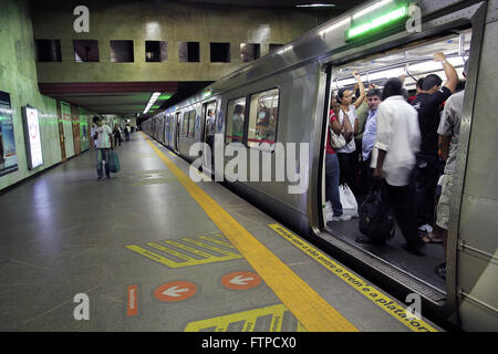 I passeggeri a bordo del vagone treno su ferrovia Largo do Machado metro in Cattete Foto Stock