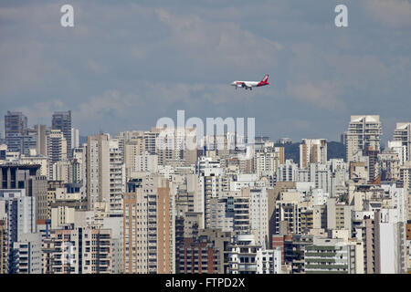 Aeromobili battenti oltre il quartiere Vila Nova Conceicao in direzione aeroporto di Congonhas Foto Stock