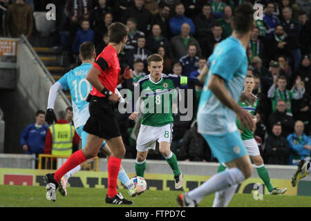 28 Marzo 2016 - Vauxhall sfida internazionale (gentile). Irlanda del Nord 1 La Slovenia 0. Irlanda del Nord il capitano Steve Davis (8) era influente nel centrocampo. Foto Stock