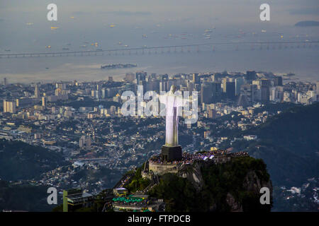 Vista aerea del Cristo redentore sul monte Corcovado al crepuscolo Foto Stock