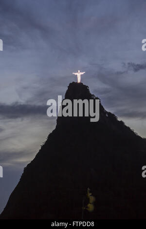 Cristo redentore sul monte Corcovado al tramonto visto da Dona Marta lookout Foto Stock