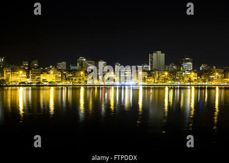 Vista notturna della Lagoa Rodrigo de Freitas e gli edifici in background - a sud della città Foto Stock