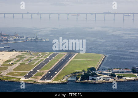 Piano tenendo fuori all'Aeroporto Santos Dumont in Ponte Rio-Niteroi in background Foto Stock