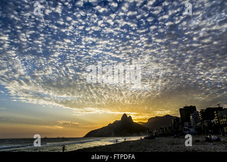 Tramonti a Ipanema Beach con i DOI incidentali fratelli - città del sud Foto Stock