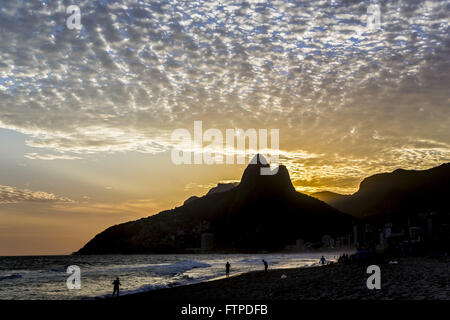 Tramonti a Ipanema Beach con i DOI incidentali fratelli - città del sud Foto Stock